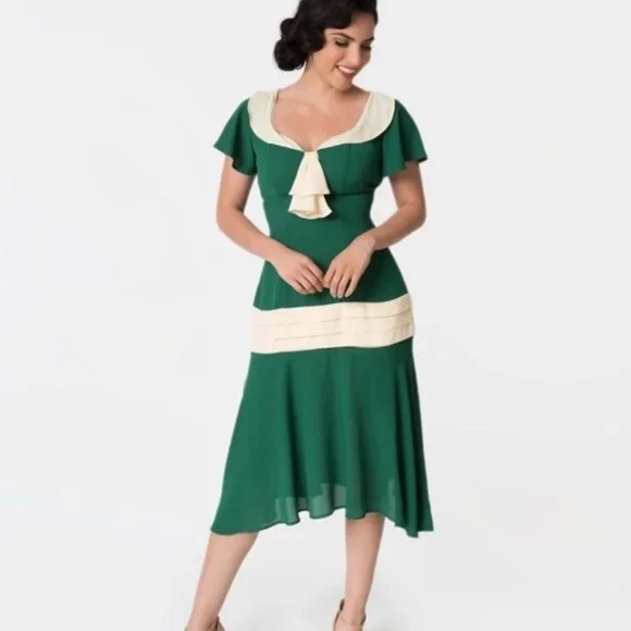 Unique Vintage 1920s Burgundy & Pink Wilshire Flapper Day Dress
Medium (6-8) - Picture 3 of 12